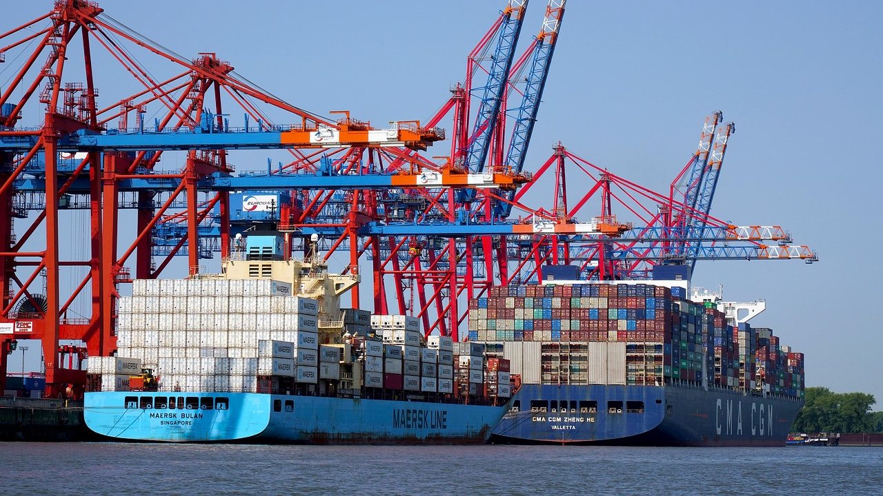Graham Act Signed: 100% Tariffs on Russian Energy Buyers — What U.S. Importers Must Know
